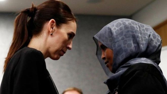 رئيسة وزراء نيوزيلندا أعلنت الصمت حدادا على الضحايا وأكدت عدم ذكر اسم مرتكب الهجوم